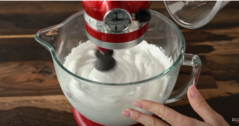 Vyzkoušejte tento lehoučký kokosový koláč s kakaovým krémem a čokoládovou polevou