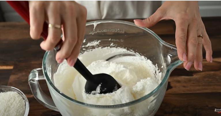 Vyzkoušejte tento lehoučký kokosový koláč s kakaovým krémem a čokoládovou polevou