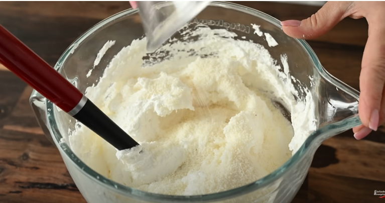 Vyzkoušejte tento lehoučký kokosový koláč s kakaovým krémem a čokoládovou polevou