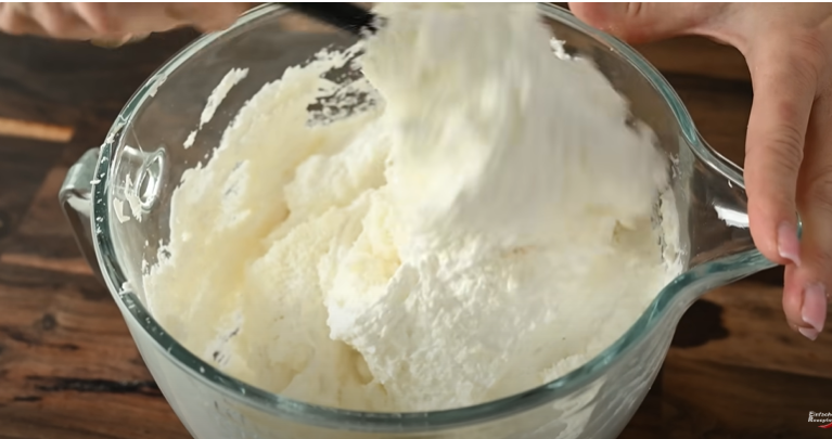 Vyzkoušejte tento lehoučký kokosový koláč s kakaovým krémem a čokoládovou polevou