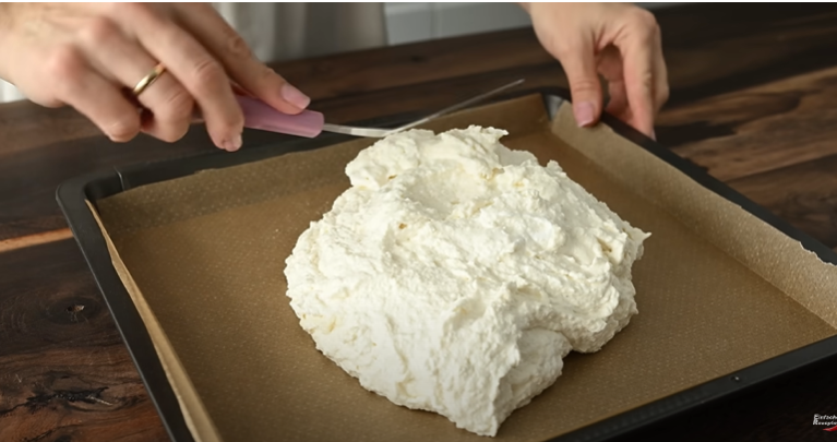 Vyzkoušejte tento lehoučký kokosový koláč s kakaovým krémem a čokoládovou polevou