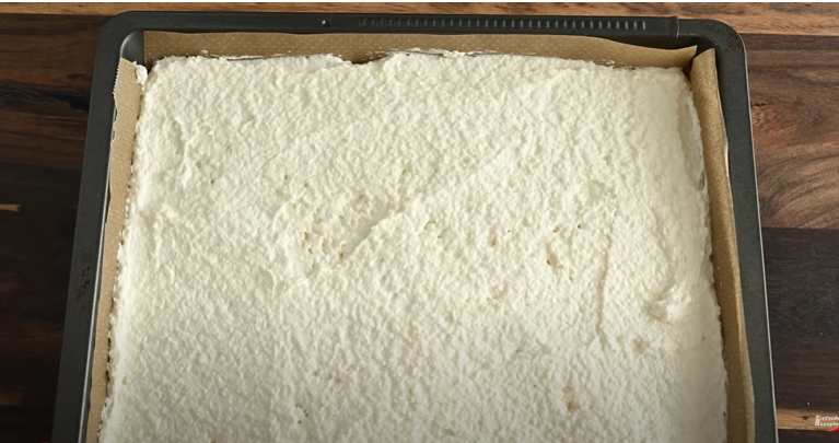 Vyzkoušejte tento lehoučký kokosový koláč s kakaovým krémem a čokoládovou polevou