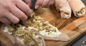 Kuřecí roláda plněná taveným sýrem a žampionovou směsí se snadnou přípravou