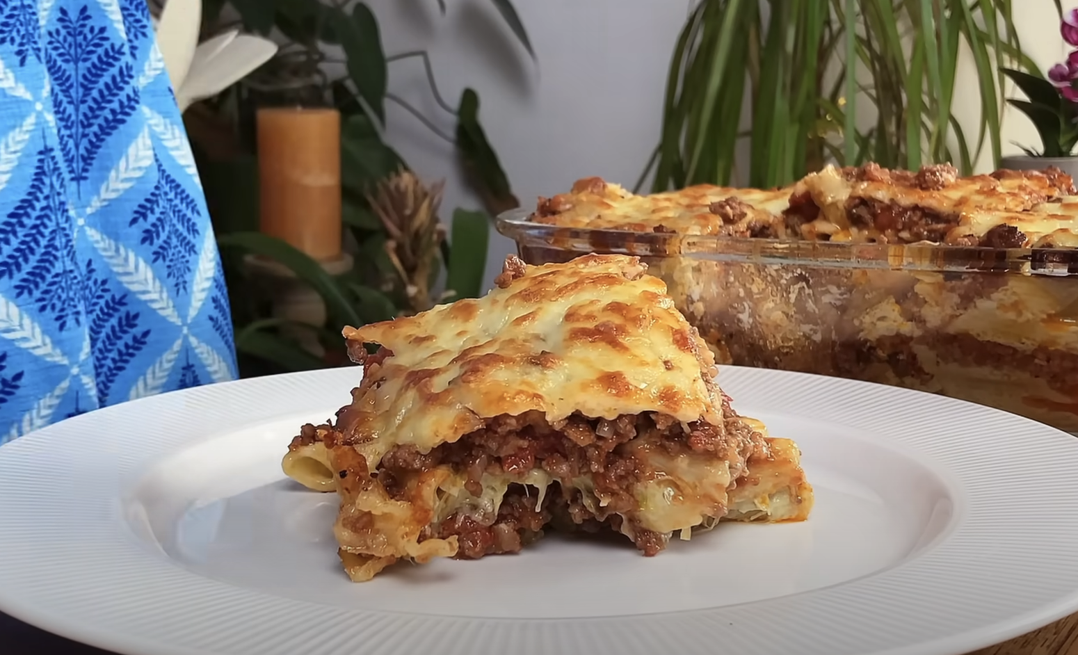 Vrstvené zapečené těstoviny v jemné sýrové omáčce s pórkem a mletým masem - Jiná verze lasagní!