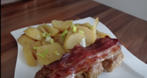 Zapečené kuličky z mletého masa se sýrem mozzarella a křupavou slaninou na bramborách