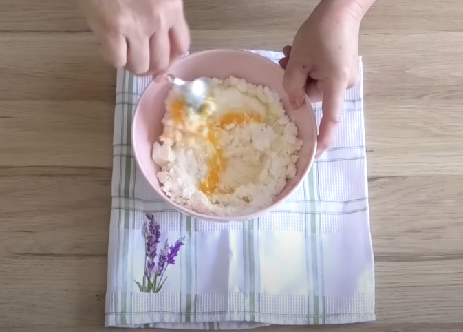 Recept na extra rychlý a chutný tvarohový koláč s rozinky