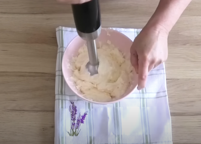 Recept na extra rychlý a chutný tvarohový koláč s rozinky