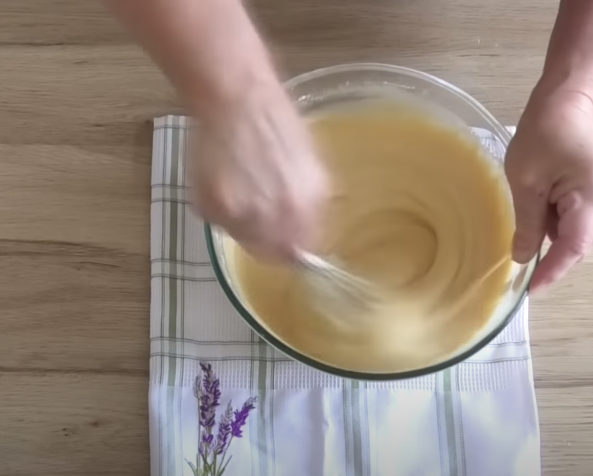 Recept na extra rychlý a chutný tvarohový koláč s rozinky