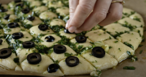 Domácí NETRADIČNÍ pizza s olivovým česnekem, bazalkou, obohacená o černé olivy a sýr – Trochu jinak!