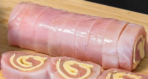 Kuřecí rolky na špejlích plněné sýrem se skvělou jogurtově-hořčicovou omáčkou – dokonalá kombinace, která vás okouzlí