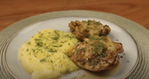 Pečená kuřecí stehna se světlým pivem na cibulce podávané s bramborovou kaší – Ideální oběd!