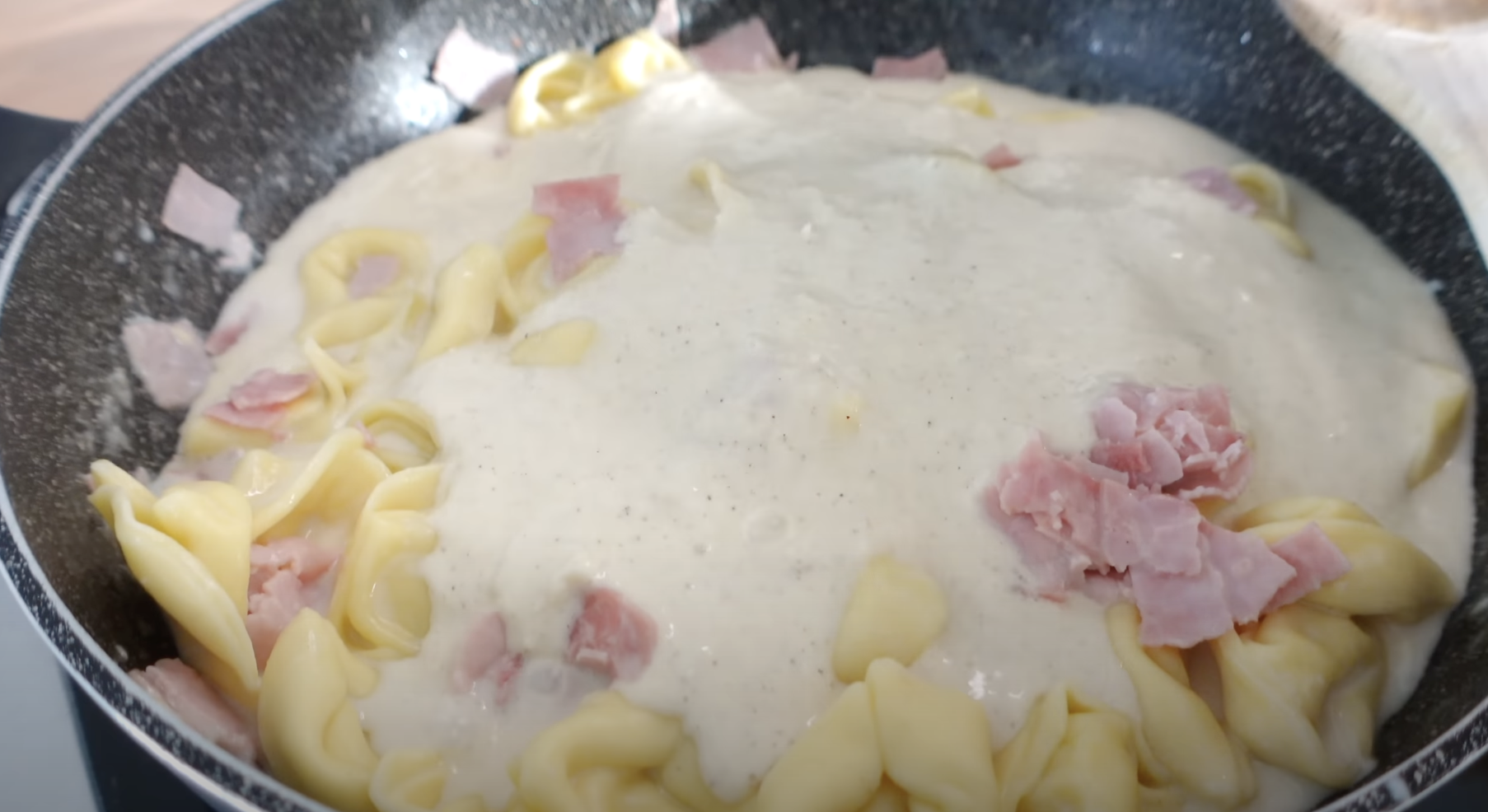 Tortellini se šunkou v lahodné krémové smetanovo-parmazánové omáčce - Báječná večeře na stole!