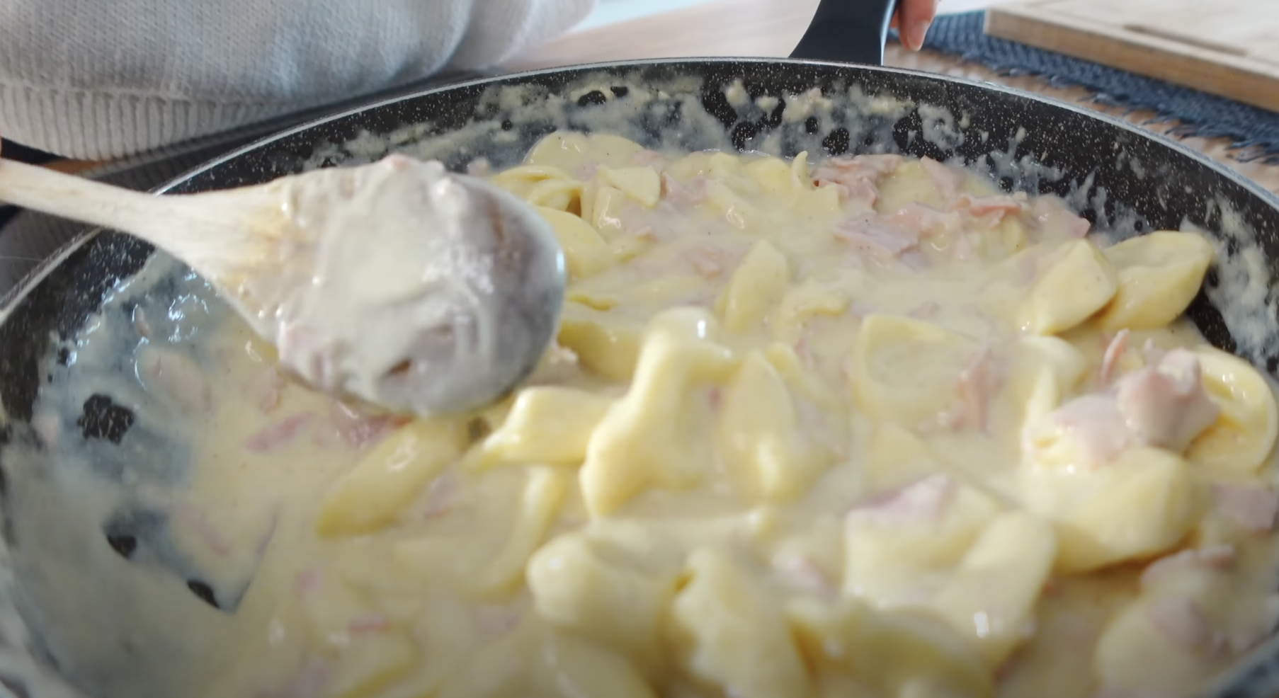 Tortellini se šunkou v lahodné krémové smetanovo-parmazánové omáčce - Báječná večeře na stole!