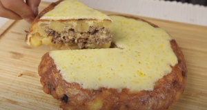Slaný bramborový koláč s mletým masem, sýrem a koprovo-okurkovou omáčkou