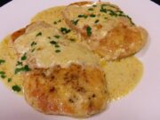 Lahodná kuřecí prsa ve smetanovo-česnekové omáčce se sýrem ementál - Jednoduchá večeře!