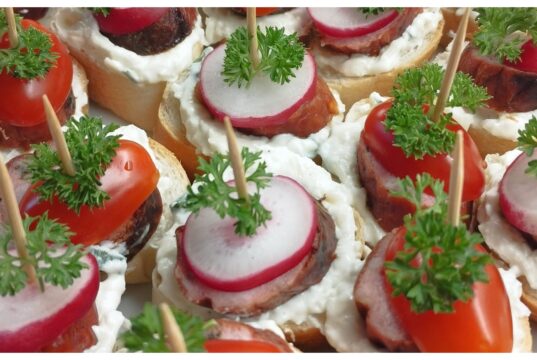 Jednoduchá česnekovo-sýrová pomazánka s cibulovou natí