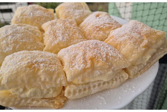 Falešný krémeš z listového těsta: Rychlý recept s pudinkem a smetanou