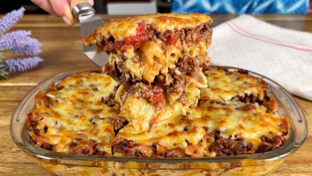 Vrstvené zapečené těstoviny v jemné sýrové omáčce s pórkem a mletým masem - Jiná verze lasagní! Vrstvené zapečené těstoviny v jemné sýrové omáčce s pórkem a mletým masem - Jiná verze lasagní!