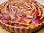 Nádherný sladký jablkový koláč s citronovým krémem a meruňkovým džemem ve tvaru růže