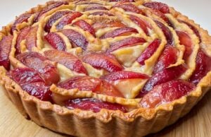 Nádherný sladký jablkový koláč s citronovým krémem a meruňkovým džemem ve tvaru růže