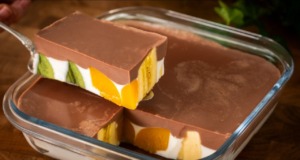 Nepečená dvoubarevní ovocní lahůdka s banány, kiwi a broskvemi – Děti ji milují! Nepečená dvoubarevní ovocní lahůdka s banány, kiwi a broskvemi - Děti ji milují!