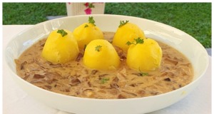Houbová smetanová omáčka na kyselo: Jednoduchý a chutný recept k masu, knedlíkům i těstovinám