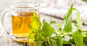 Připravte si domácí kopřivový čaj snadno a zdarma: 20 léčivých účinků, které by měl každý znát