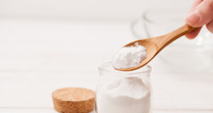 13 využití prášku do pečiva, které by nás nikdy nenapadlo: Pomůže vám v domácnosti, v zahradě, pro zdraví i pro krásu!