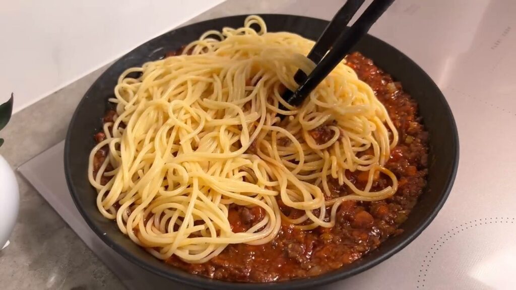 Gurmánské špagety Bolognese v rajčatové omáčce - Lahodná večeře!