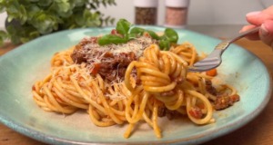 Gurmánské špagety Bolognese v rajčatové omáčce – Lahodná večeře!