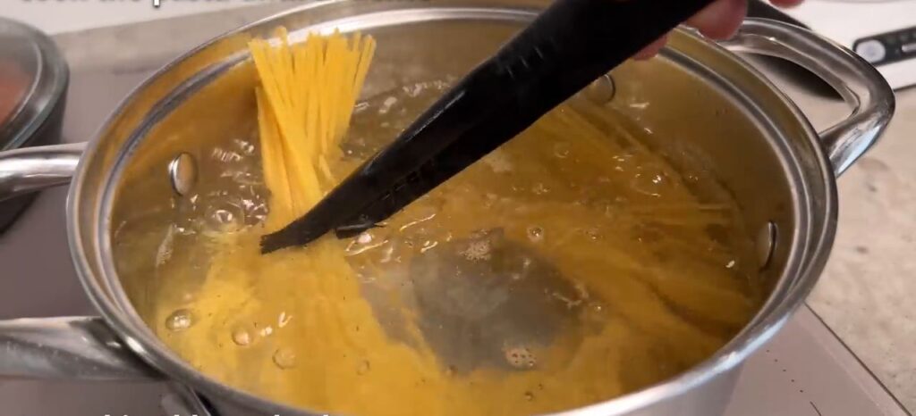 Gurmánské špagety Bolognese v rajčatové omáčce - Lahodná večeře!