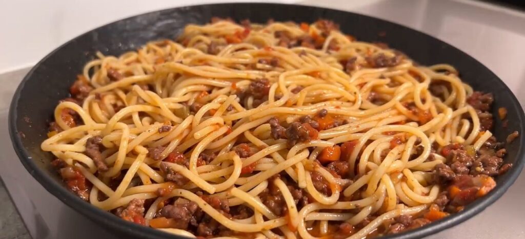 Gurmánské špagety Bolognese v rajčatové omáčce - Lahodná večeře!