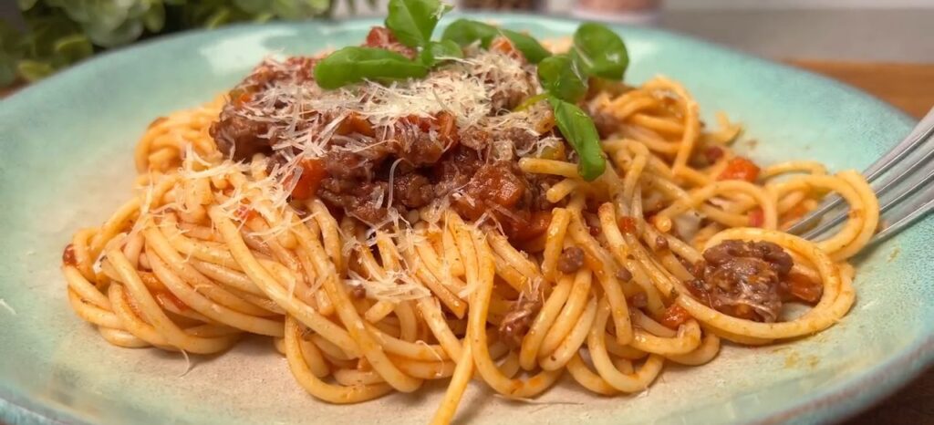 Gurmánské špagety Bolognese v rajčatové omáčce - Lahodná večeře!