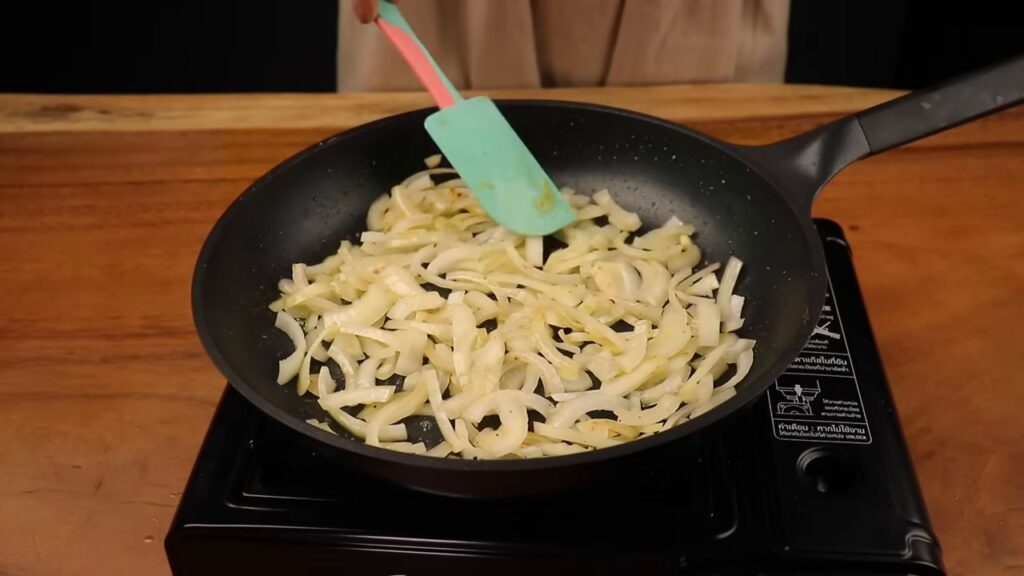 Pečená kuřecí stehna se světlým pivem na cibulce podávané s bramborovou kaši - Ideální oběd!