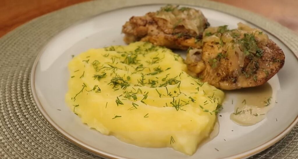 Pečená kuřecí stehna se světlým pivem na cibulce podávané s bramborovou kaši - Ideální oběd!