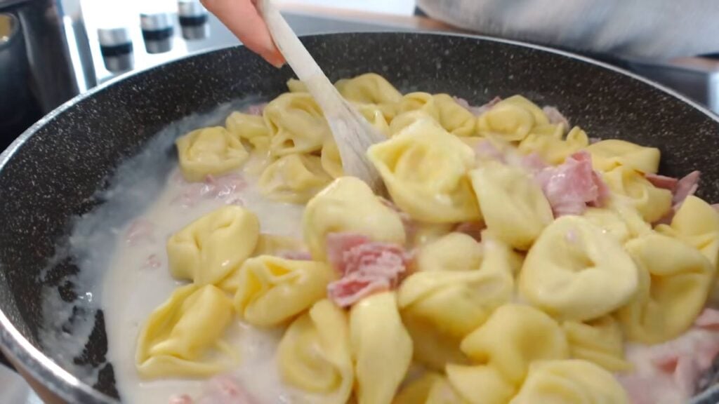 Tortellini se šunkou v lahodně krémové smetanovo-parmazánové omáčce - Báječná večeře na stole!