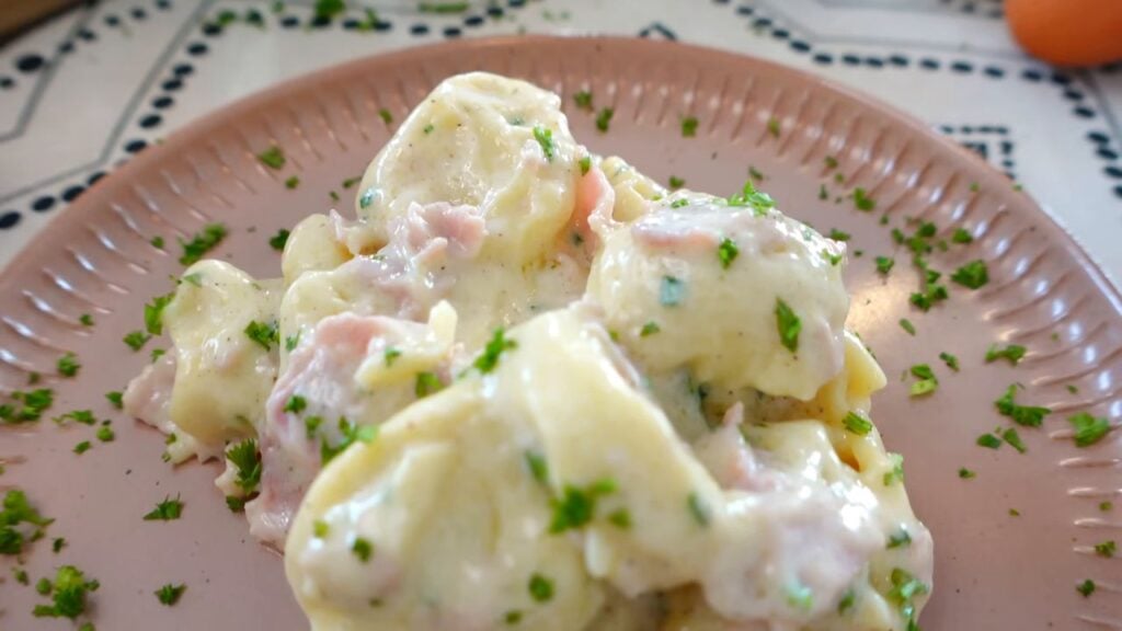 Tortellini se šunkou v lahodně krémové smetanovo-parmazánové omáčce - Báječná večeře na stole!