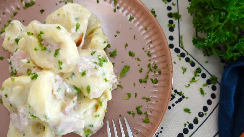 Tortellini se šunkou v lahodně krémové smetanovo-parmazánové omáčce - Báječná večeře na stole!