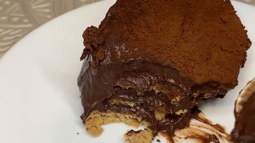 Super rychlý nepečený cookies koláč s mléčným kakaovým krémem