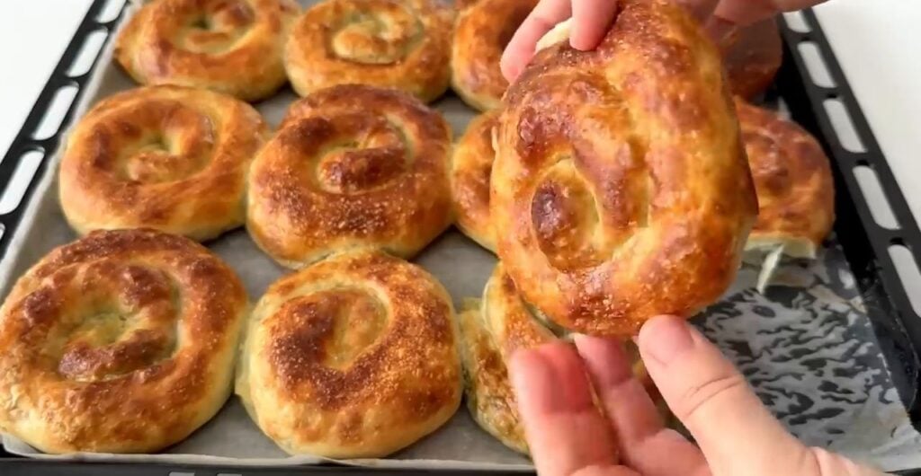 Slaný křupavý šneci z kynutého těsta se špenátovo-cibulovou náplní