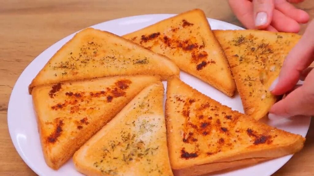 Chutná zdravá zeleninová polévka s opraženými toasty - Lehký a zdravý oběd!