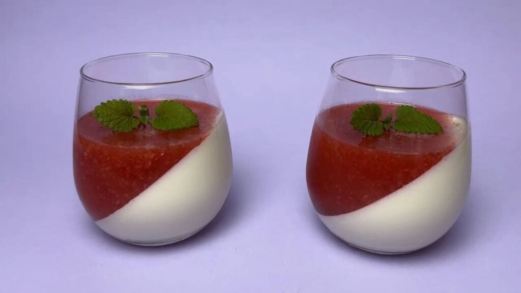 Božská jahodová Panna Cotta ve sklenicích - Očarující dezert!