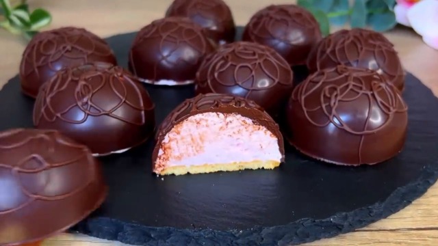 Čokoládovo-sušenkové polokoule s jahodovou pěnou - Sladká pochoutka poute z 3 přísad! Čokoládovo-sušenkové polokoule s jahodovou pěnou - Sladká pochoutka poute z 3 přísad!