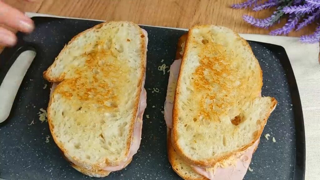 Zapečené křupavé chleby se šunkou, sýrem a bešamelovou omáčkou - Netradiční chutná snídaně!