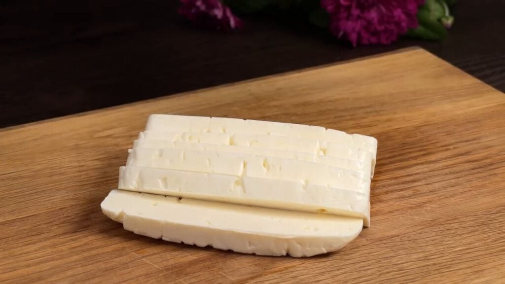 Pečený slaný koláč z jemného těsta se zeleninou, sýrem feta a mozzarellou - Netradiční, ale o to chutnější!