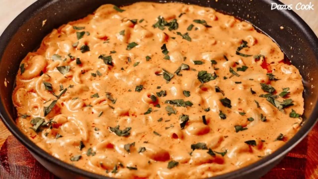 Velmi chutné máslové makarony v rajčatovo-smetanové omáčce se sýrem - Rychlá a chutná večeře! Velmi chutné máslové makarony v rajčatovo-smetanové omáčce se sýrem - Rychlá a chutná večeře!