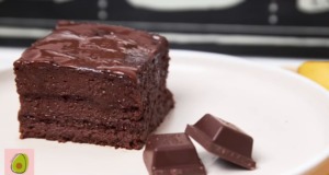 Bombastický kakaovo-banánový BROWNIE s čokoládovou polevou Bombastický kakaovo-banánový BROWNIE s čokoládovou polevou