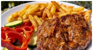 Marinovaná krkovice z grilu a hranolky