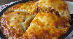 Zapečená lahůdka z mletého masa se zeleninou, brambory a mozzarellou Zapečená lahůdka z mletého masa se zeleninou, brambory a mozzarellou