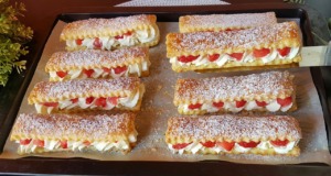 Křupavé jahodové tyčinky z listového těsta se smetanovým mascarpone krémem Křupavé jahodová lahůdka z listového těsta se smetanovým mascarpone krémem